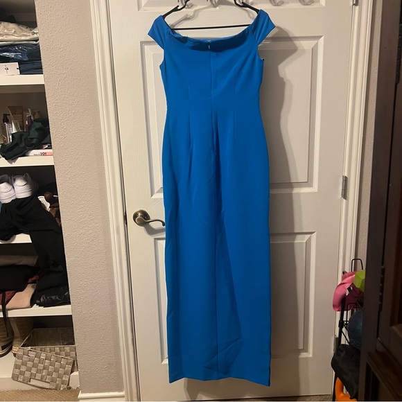 LAUREN RALPH LAUREN
Crepe Off-the-Shoulder Gown - Picture 2 of 6